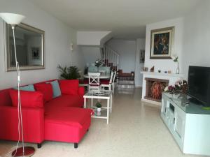奇尔切斯Casa Las Toro Playa的客厅配有红色沙发和电视