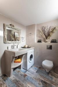 纳克索乔拉Relax Studios的一间带水槽和洗衣机的浴室