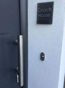 圣艾夫斯Coachhouse的带有阅读客栈标志的门