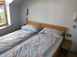圣艾夫斯Coachhouse的一间卧室设有两张单人床和一个窗户。