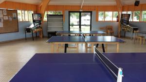 劳恩尼克MOBILHOMES baie PERROS -GUIREC-LOUANNEC的一间房间,里面设有三个乒乓球桌