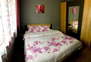 瓦尔纳Radost的一间卧室,床上有粉红色的鲜花