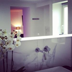 多勒La Pause Romantique的浴室设有镜子和花瓶