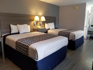 巴兹敦老巴德斯敦旅馆的一间酒店客房,房间内设有两张床