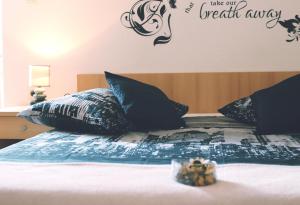 巴什卡沃达Apartment & Rooms Marigold的卧室里有一张床,上面的字句让我们呼吸