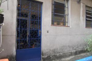 里约热内卢Tião Botelho Guest House的大楼内有窗户的蓝色门