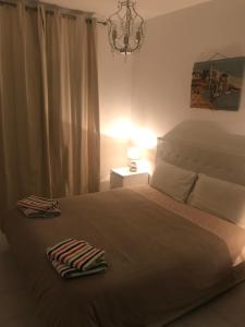 滨海波利尼亚诺case per vacanze torre incina的一间卧室配有一张床,上面有两条毛巾