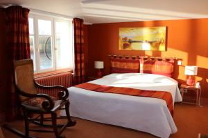 莱桑德利金链酒店的卧室配有床、椅子和窗户。