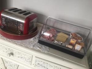 罗奇福德Southend Airport Bed & Breakfast的厨房台面上的一个烤面包机