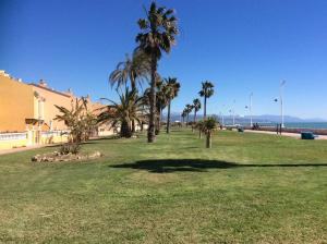 Del Parque Flats - Guadalmar - Beach & Relax外面的花园