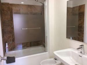 马拉加Del Parque Flats - Guadalmar - Beach & Relax的浴室配有盥洗盆、浴缸和卫生间。