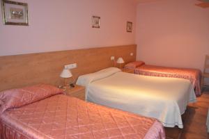 索里亚阿勒瓦科斯旅馆的酒店客房设有两张床和两盏灯。