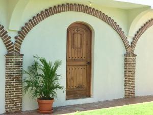 蓬塔卡纳Hotel Yamilí的木门和植物拱门
