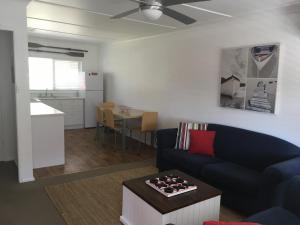 尼尔森湾图莫瑞公寓的客厅配有沙发和桌子