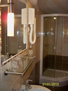 比奥格勒·纳·莫鲁卡尔皮摩尔酒店的一间带水槽、镜子和淋浴的浴室