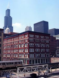 芝加哥芝加哥HI旅舍的一座城市里火车的大型砖砌建筑