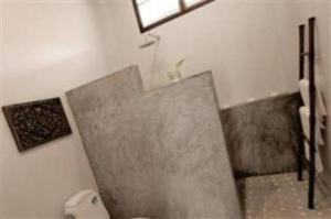 查利萨苏梅岛别墅酒店的一间浴室