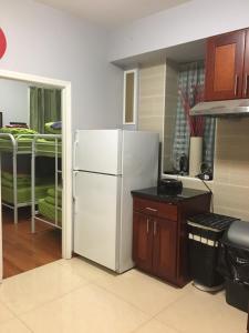 纽约Chrystie Street Apartments的一间厨房,内配白色冰箱