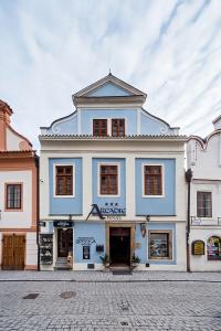 捷克克鲁姆洛夫阿卡迪公寓酒店的街上的蓝色和白色建筑