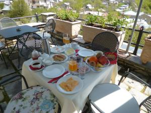 尼姆法奥尼姆菲斯酒店的阳台上的早餐桌