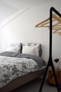 ChaamSlapen bij Uppruna的一间卧室配有一张带黑白色棉被的床