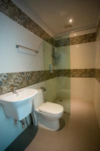 巴西古当7天堂精品酒店的一间带卫生间和水槽的浴室