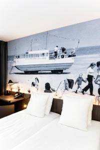 克诺克－海斯特普拉日艾尔伯特酒店的一间在海滩上放着小船壁画的卧室