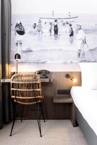 克诺克－海斯特普拉日艾尔伯特酒店的海滩前的卧室配有书桌和椅子