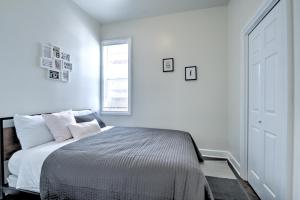 国会山中心舒适A两卧室公寓客房内的一张或多张床位
