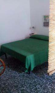 CannoleLa municeddha的绿色的床铺,带绿叶的房间里