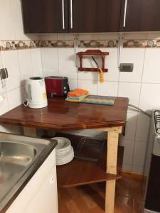 Río BuenoCabañas Rayen的厨房配有带台面的木桌