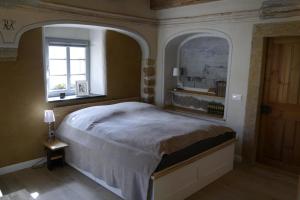 梅森Ferienwohnung "Alte Bauernstube"的一间卧室设有一张大床和窗户