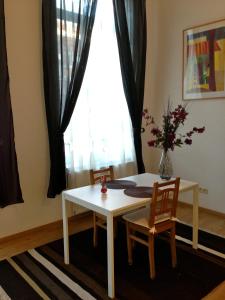 沙勒罗瓦莱斯杜德沙勒罗瓦乡间渡假别墅的窗户间里的一张桌子和两把椅子