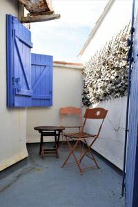 圣马迪拉莫勒范加西尔酒店的两把椅子和一张桌子以及一扇蓝色的门