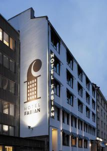赫尔辛基法比安酒店的建筑物一侧的酒店标志