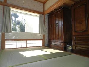 TaragiB&B Toyonoakari的客房设有大窗户和大型