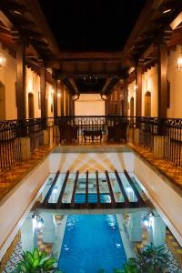 格拉纳达格兰弗朗西亚餐厅酒店的一座大楼中央的游泳池