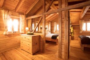 普法尔韦尔芬Chalet Lärchenzipf的小木屋内的卧室,配有两张床