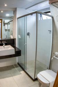 累西腓Marante Executive Hotel的带淋浴、卫生间和盥洗盆的浴室