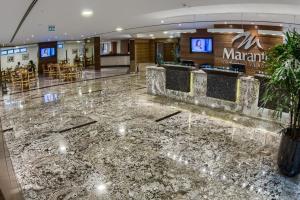 累西腓Marante Executive Hotel的一间铺有大理石地板的万国宫酒店的大堂