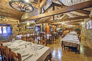 诺塞达戴尔别尔索Hotel Rural El Verdenal的一间在房间内配有桌椅的餐厅