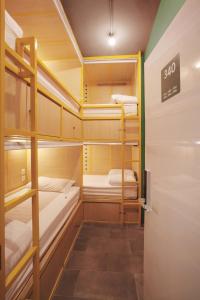 雅加达雅加达孔科旅舍的一间房间,内设几张双层床