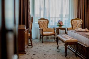 北马马亚-讷沃达里Almar Luxury的酒店客房带床、椅子和窗户