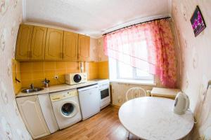 RENT-сервис Apartment Irtyshskaya naberezhnaya 15b的厨房或小厨房
