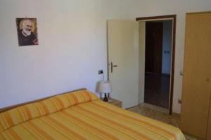 切齐纳码头Appartamento a Cecina mare的一间卧室配有一张床,一扇门通往浴室