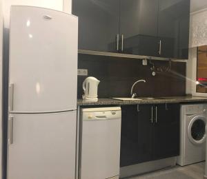 里斯本New Luxury Apartment - Lisbon Center的厨房配有白色冰箱和洗碗机。