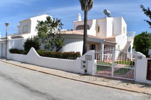 吉亚Villa Amendoeira-POOL HEATED的白色的房子,有白色的围栏