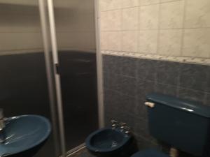 蒂尔卡拉Hosteria Las Tinajas的浴室设有蓝色的卫生间和水槽。