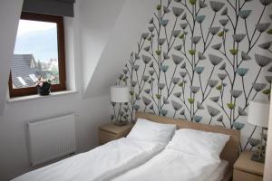 考斯赛力克Krokusowa Polana的一间卧室配有一张床和一堵花纹墙