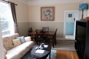 西沃德萨多福旅舍的客厅配有沙发和桌子